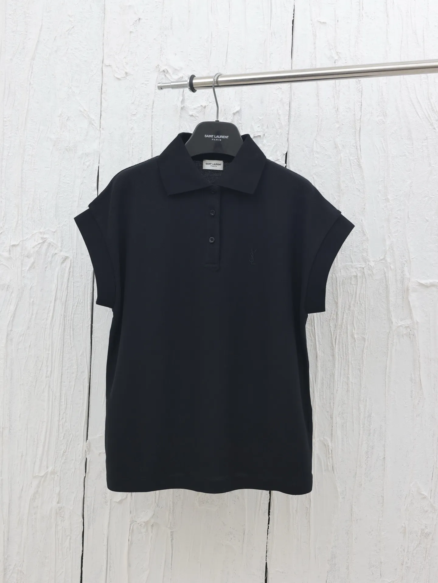 P270 Saint Lauren*/Saint Laurent's new YSL logo embroidered POLO shirt. Customized pique fabric, 98 cotton 2 spandex, weight 270 grams. Imported machine embroidery technology, using advanced computer control system and precision mechanical components. The overall wiring is straight and delicate, and the fabric is comfortable and soft. The color is consistent and has no color difference. It can be matched with the same style to create a fashionable look. It can handle various occasions, customized accessories, and three complete sizes. Size: S/M/L